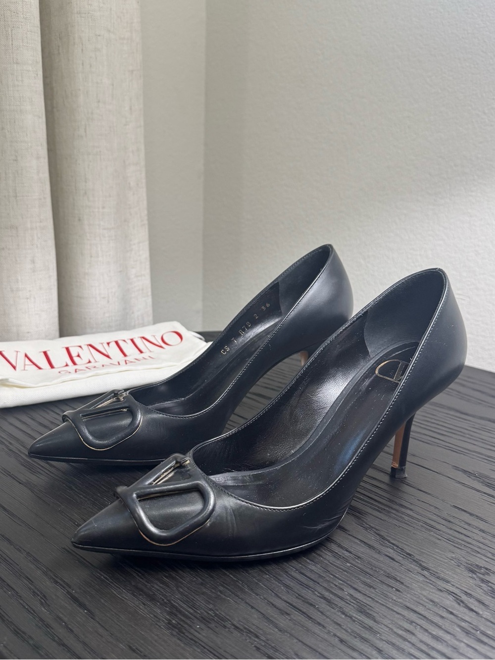 Valentino Garavani V-Logo Pumps Leather Black 36